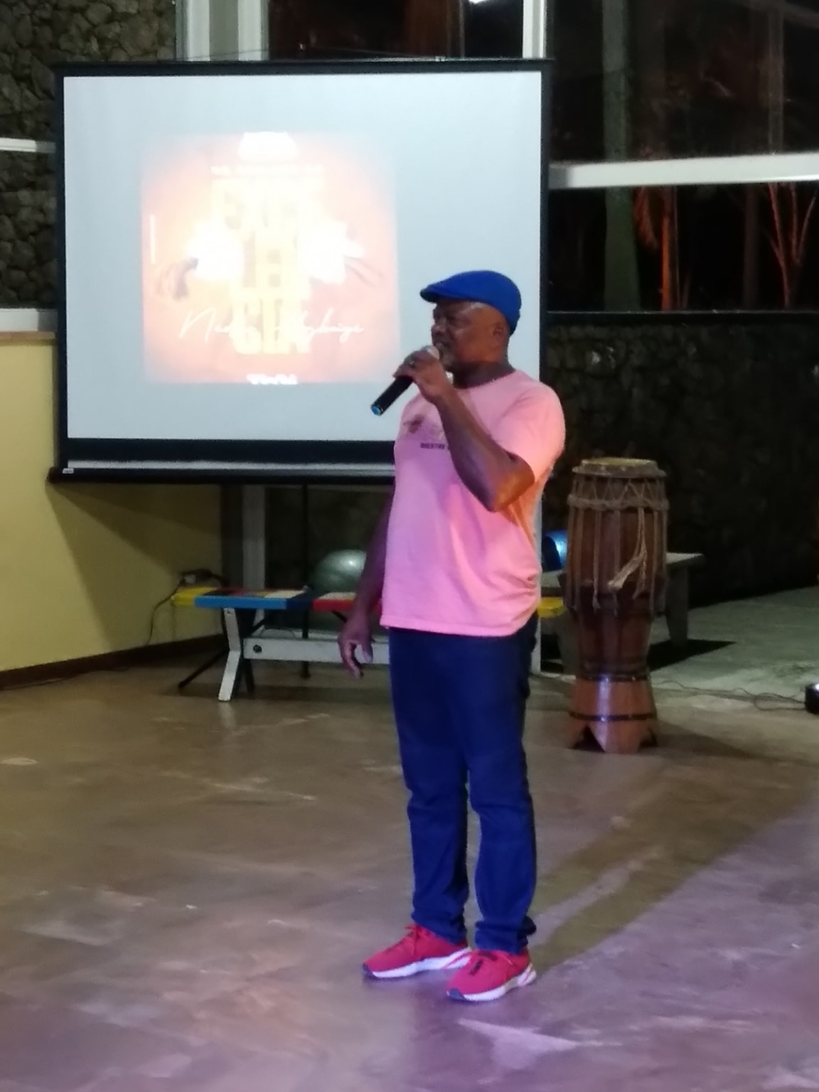 Crianças em uma apresentação do Instituto