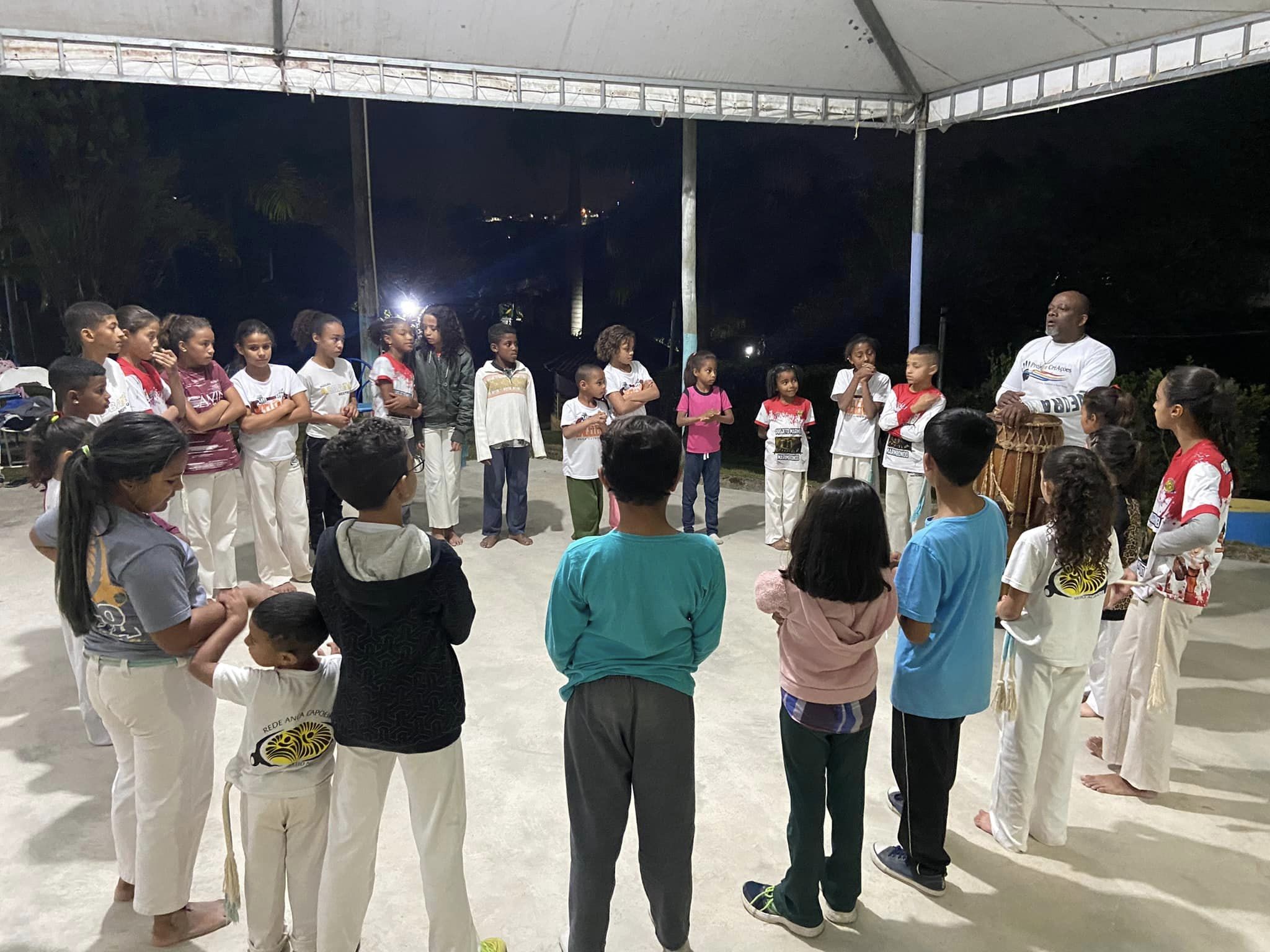 Roda de Capoeira com crianças e adolescentes