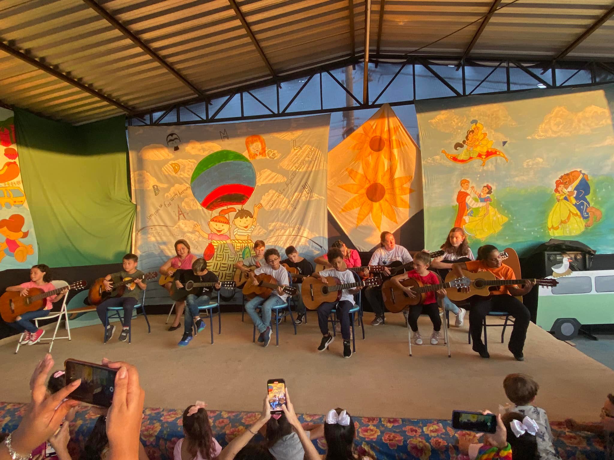 Apresentação do grupo dos alunos da aula de violão